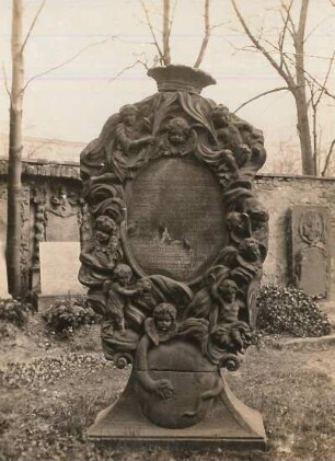 Kreuzfriedhof : Denkmal Heinrich Hertels