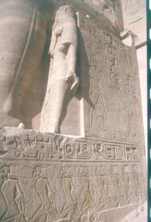 Abu Simbel. Großer Tempel Ramses II. (1260-1250 ante). Figur der Nefertari, Gemahlin Ramses II.