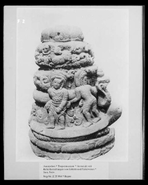 Steinsäule mit Reliefdarstellungen von Göttern und Fabelwesen