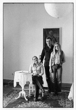 Der Grafiker Walter Herzog mit seiner Familie