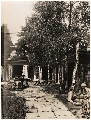 Garten Westermann, Hamburg-Blankenese: Sitzplatz mit Kindern