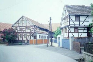 Untere Dorfstraße 4 und 3; vorkragende OG, linkes Haus mit Laubengang