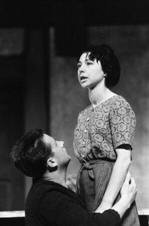 Szenenbilder aus "Die Spieldose" von Georg Kaiser (Regie: Horst Schönemann, Ausstattung: Dieter Berge). Maxim-Gorki-Theater Berlin, 02.06.1961 (Premiere am 06.06.1961) : Mit Albert Hetterle (Pierre Chaudraz), Ruth-Maria Kemper (Noelle), Uwe-Detlev Jessen (Paul Chaudraz) und Heinz Scholz (Parmelin)