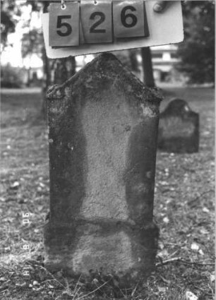 Grabstein 526 (Index: 99787880) Material: Sandstein Zustand: sehr stark verwittert mit vollständigem Textverlust Maße HxBxT: 73x32x19 cm Besonderheit: Kindergrab: Grabstein 526