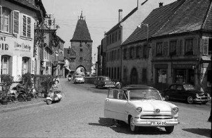 Mutzig: Stadtturm, mit Straße, Vordergrund Pinguin [Auto]