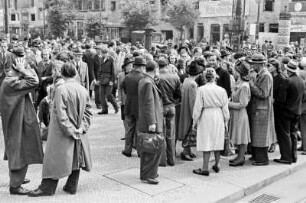 Währungsreform in den westlichen Sektoren am 24. Juni 1948. Menschenansammlung am Bahnhof Zoo