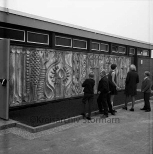 Volksschule: Dörfergemeinschaftsschule: Einweihung der Turnhalle: Betonrelief des Bildhauers Georg Weiland an der Außenwand der neuen Turnhalle: davor Schüler