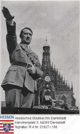 Hitler, Adolf (1889-1945) / Sammelwerk Nr. 15 'Adolf Hitler', Bild Nr. 178, Gruppe 65 / Porträt Adolf Hitlers in Uniform vor dem Rathaus in Nürnberg auf dem Reichsparteitag der NSDAP, stehend, Kniestück