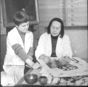 Professor Lea Grundig (1906-1977) mit einer Schülerin in ihrem Atelier