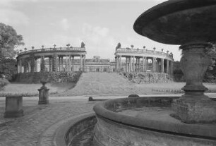 Potsdam. Schloss Sanssouci, Blick durch die Mittelöffnung der Kolonnade auf das Schloß