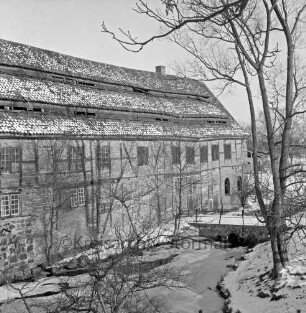 Drahtmühle: vorn Mühlenbach: davor Sträucher: rechts Baum: dahinter Brücke: Winter