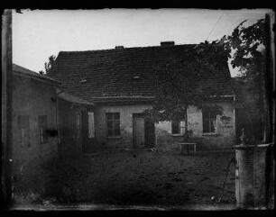 Ohne Titel (Haus mit Vorhof. An der Wand: "Zu den Kegelbahnen")