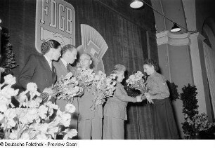 Überreichen von Blumensträußen
