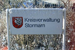 Hinweisschild "Kreisverwaltung Stormarn" an der Einfahrt zum Innenhof im Januar