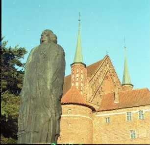 Frombork. Kopernikusdenkmal (datiert 1972, Welter; Errichtung 1973). Figur gegen Dom (1329/1388)