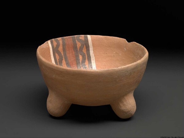 Tripod bowl made of clay