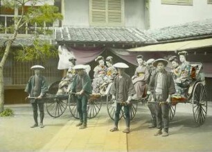 Tokio, Japan. Rikschafahrer mit Geishas