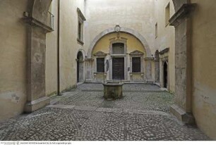 Santissima Annunziata & Chiesa dell'Annunziata, Cortile