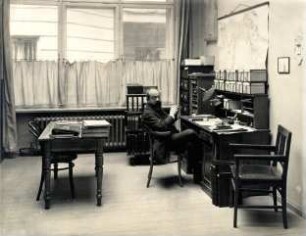 Der Direktor des Vorderasiatischen Museums Otto Weber am Schreibtisch seines Arbeitszimmers im Kaiser-Friedrich-Museum