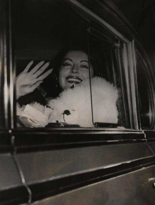 Ava Gardner [im Auto]