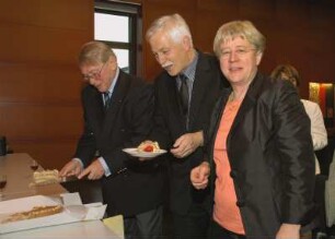 SLUB, Ausstellung "Die Kunst zu essen und zu genießen" : Feierliche Übergabe der Schenkung durch Walter Putz und Ausstellungseröffnung am 21. September 2007. Prof. Jürgen Hering, Dr. Thomas Bürger und Katrin Nitzschke beim Tortenverkosten