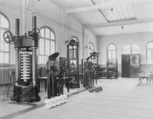 Mechanisch-technisches Laboratorium, Isolatoren unter der Presse (Hermsdorf-Schomburg-Isolatoren GmbH) : Technikgeschichte | Stoffkunde und Materialprüfung | Materialprüfung | Isolatoren-Prüfung
