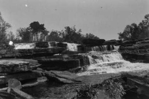 Wasserfall : Wasserfall des Mkushi-Flusses. Die einzelnen Terrassen bestehen aus Kalksilikat.