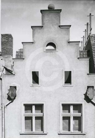 Fassade und Giebel des Bürgerhauses Fischerstrasse 30 in Elbing