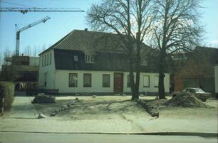 Lübecker Straße 30: traufständiges Haus mit Mansarddach: Straßenfront mit Eingangstür