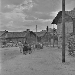 Schulkinder mit ihren Erzieherinnen unterwegs in Bansko
