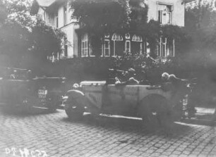 Vor der Abfahrt in Hamburg : Zwei Fahrzeuge der Expedition vor einem Haus in Hamburg.