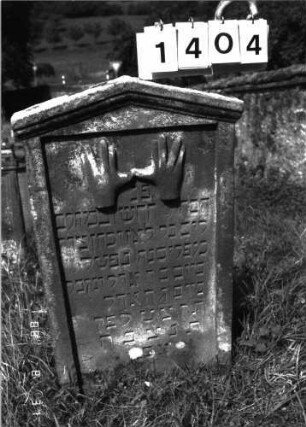 Grabstein 1404 (Index: 100098165) Maße HxBxT: 97x57x9 cm Symbolik: segnende Hände Besonderheit: Kindergrab: Grabstein 1404