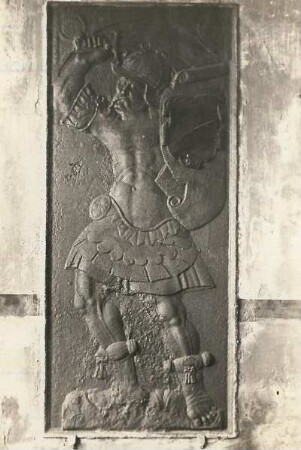 Landsknechtfigur (rechts des Hauptaufganges) : Glauchau, Schloss Hinterglauchau, Relief eines Landsknechts, Eisenguß, rechts des Hauptaufganges