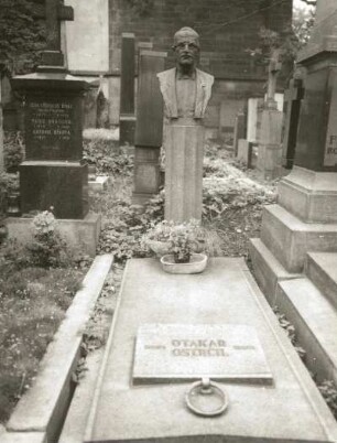 Grabmal für den Komponisten und Dirigenten Otakar Ostrcil : Grabmal für den Komponisten und Dirigenten Otakar Ostrcil. Stein (ab 1935; K. Lidický). Prag-Vyšehrad, Friedhof Vyšehrad