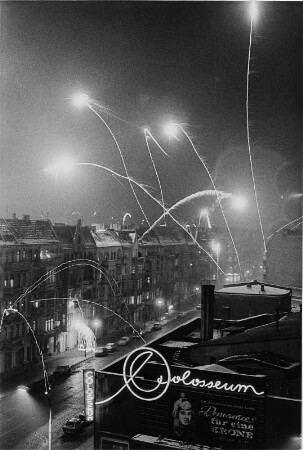 Silvester. Blick von einem Dach über das Kino "Colosseum" und die Schönhauser Allee