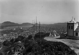 Stadt an der Küste : Blick auf Santos, rechts Mont Serrat Kirche