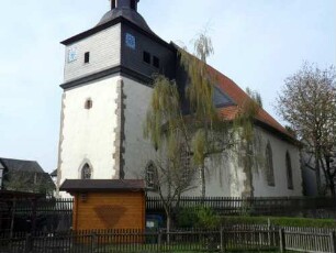 Ansicht von Nordosten mit Kirche über Kirchturm Kirchturm sowie Langhaus mit Norderweiterung