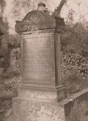 Dresden, Eliasfriedhof. Grabmal einer/s Unbekannten. Block mit Gedicht-Inschrift und Bekrönung
