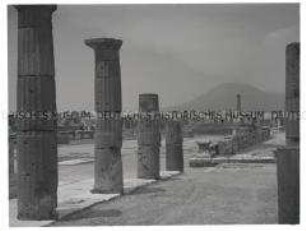 Pompeji - Ruinen der ausgegrabenen Stadt - Im Hintergrund der Vesuv