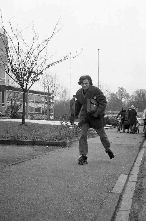 Fahrt in die Schule auf Rollschuhen.