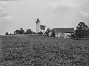 Kirche und Gehöft : Kirche und Gehöft eines Dorfes