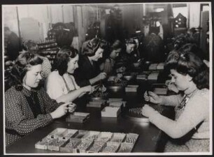 Frauen bei der Bearbeitung von Bauteilen