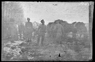 bei Illawcze (=Ilavche, Ukraine) an der Verkehrsstelle: Tanzender russischer Soldat vor einer Gruppe weiterer russischer Soldaten bei der Hütte für Tauschverkehr ("Krakowiaktänzer")