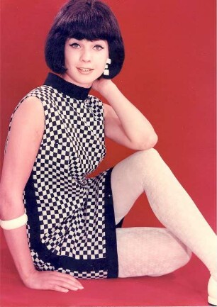 VEB Feinoptisches Werk Görlitz : VEB Feinoptisches Werk Görlitz. Fotografie (Junge Frau im Kleid mit Armreif)