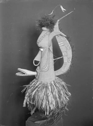 Tanzmaske; modellierter Schädel