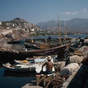 Lesbos, Mithymna. Kastron. Athener Akademieschüler im Hafen, malt Hafen und Kastron