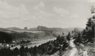 Sächsische Schweiz. Elbtal mit (Bad Schandau-)Postelwitz gegen Hohe Liebe und Schrammsteine. Blick von der Berthelthöhe nach Osten
