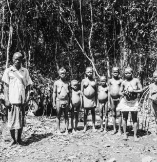 Gruppenportrait : Aufnahme von Frauen und Kindern in Nord-Kivu, links ein Mann