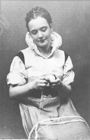 Antonia Dietrich als Clärchen in "Egmont" von J. W. von Goethe. Staatsschauspiel Dresden, 1923. Fotografie (Negativabzug auf Papier) von Ursula Richter