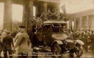 Wagen mit Revolutionären am Brandenburger Tor